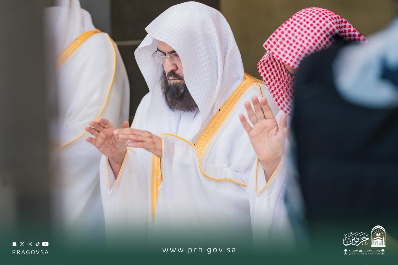 معالي رئيس الشؤون الدينية يؤدي صلاة عيد الفطر في المسجد الحرام ويرفع التهنئة للقيادة الرشيدة ويؤكد نجاح المنظومة الدينية، سائلًا الله أن يعيده على الأمة الإسلامية بالخير واليُمن والبركات